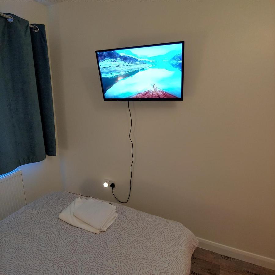 Ensuite Master Bedroom, Private Bathroom, Inside Family Home, Walking Distance To Harry Potter 沃特福德 外观 照片