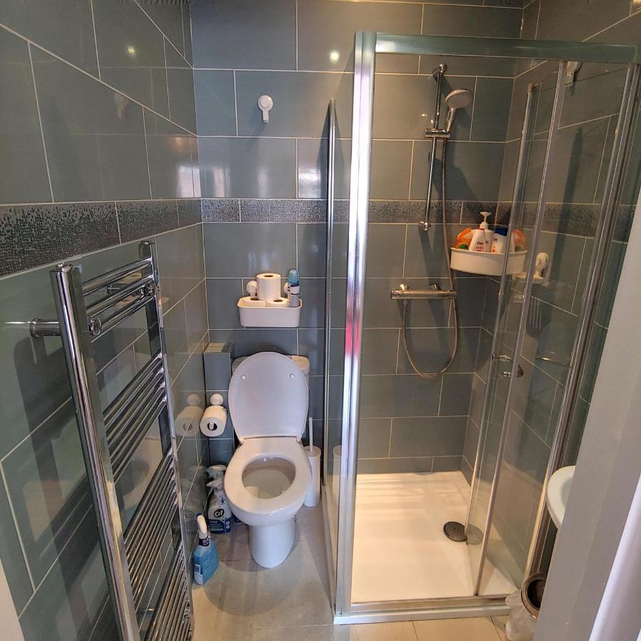 Ensuite Master Bedroom, Private Bathroom, Inside Family Home, Walking Distance To Harry Potter 沃特福德 外观 照片