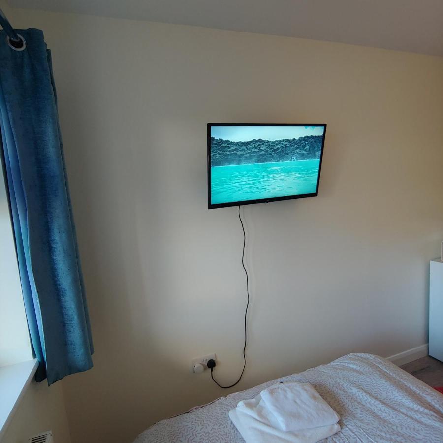 Ensuite Master Bedroom, Private Bathroom, Inside Family Home, Walking Distance To Harry Potter 沃特福德 外观 照片