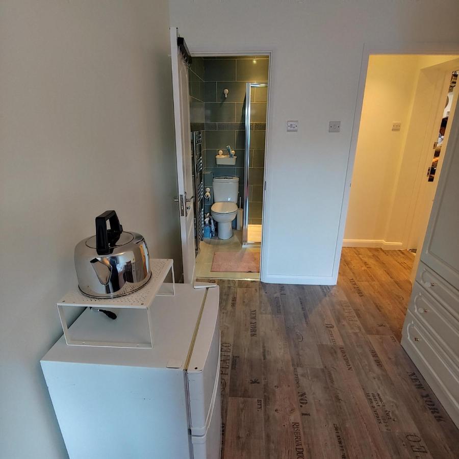 Ensuite Master Bedroom, Private Bathroom, Inside Family Home, Walking Distance To Harry Potter 沃特福德 外观 照片