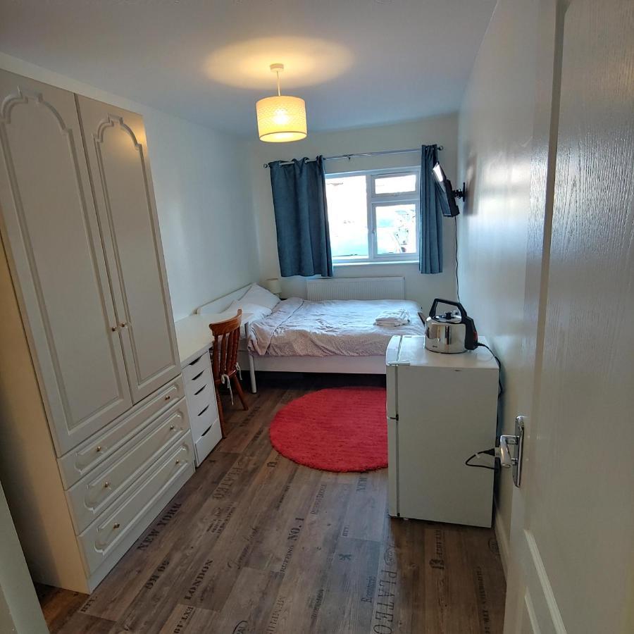 Ensuite Master Bedroom, Private Bathroom, Inside Family Home, Walking Distance To Harry Potter 沃特福德 外观 照片