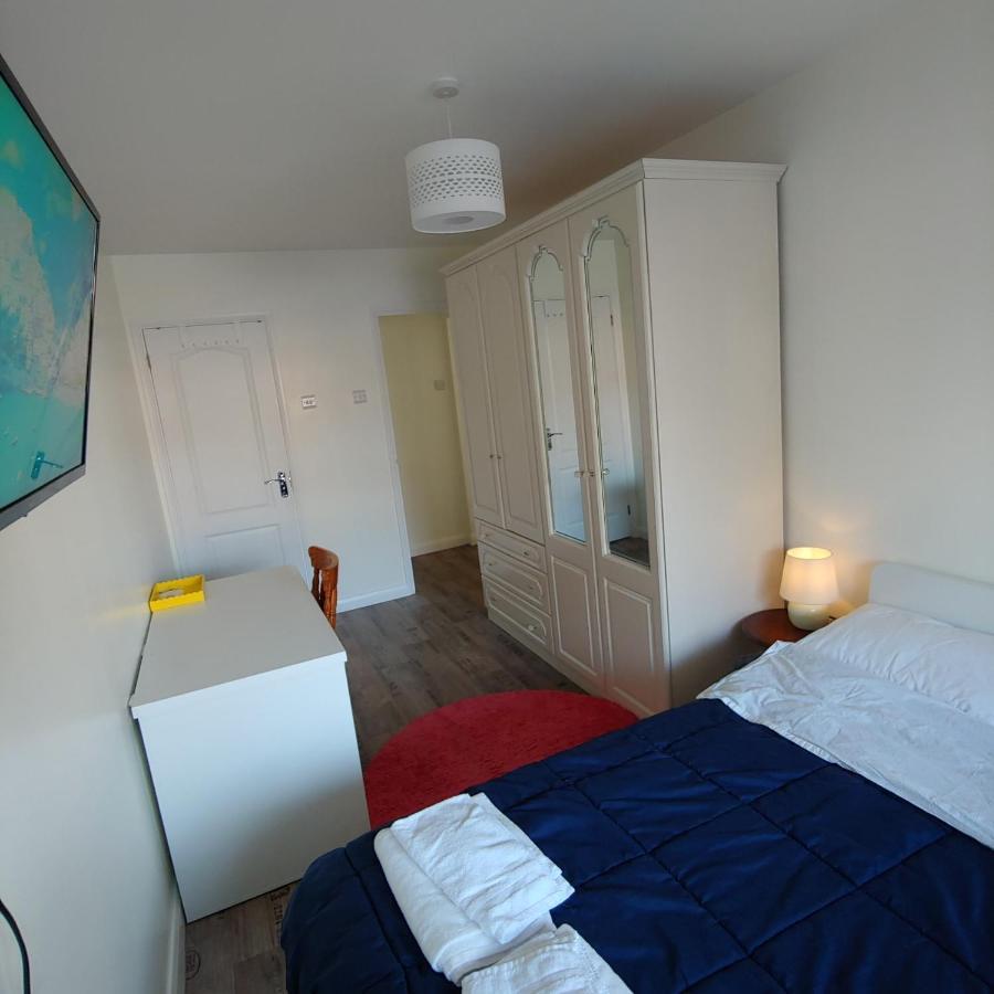 Ensuite Master Bedroom, Private Bathroom, Inside Family Home, Walking Distance To Harry Potter 沃特福德 外观 照片