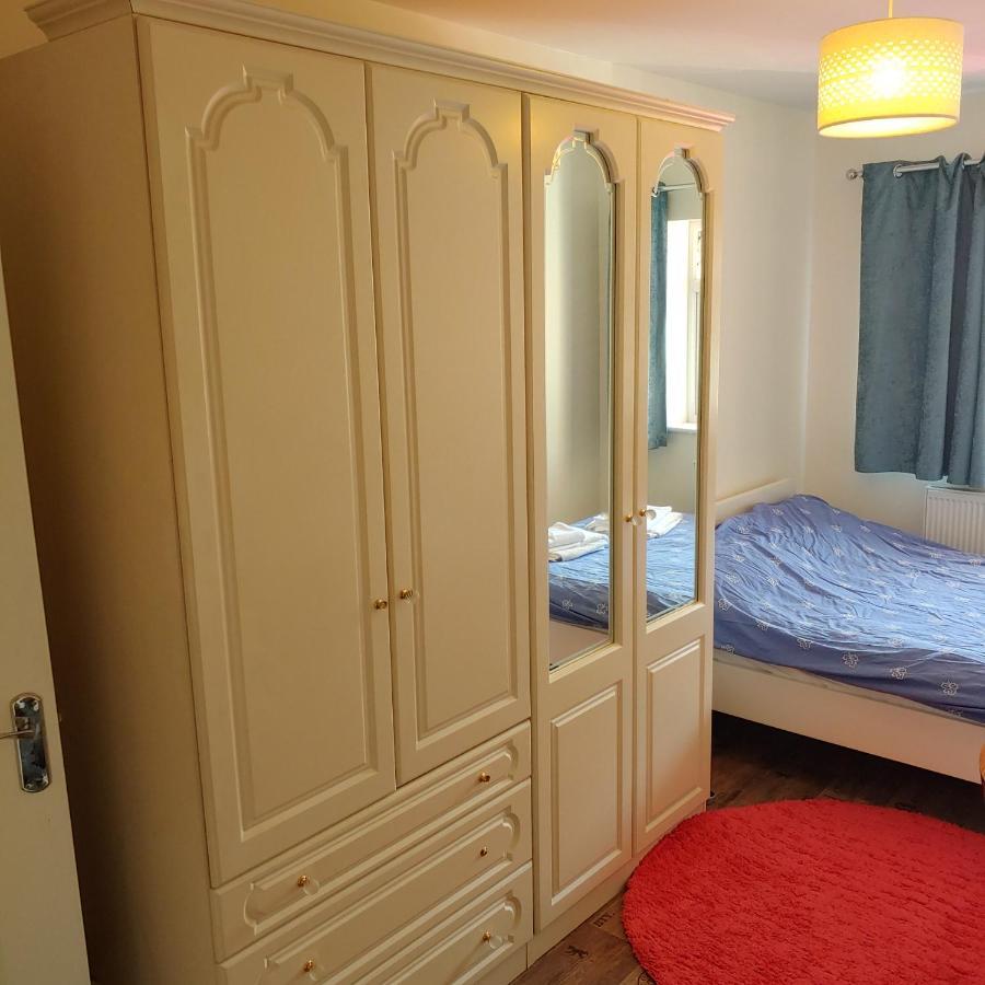 Ensuite Master Bedroom, Private Bathroom, Inside Family Home, Walking Distance To Harry Potter Studios 沃特福德 外观 照片