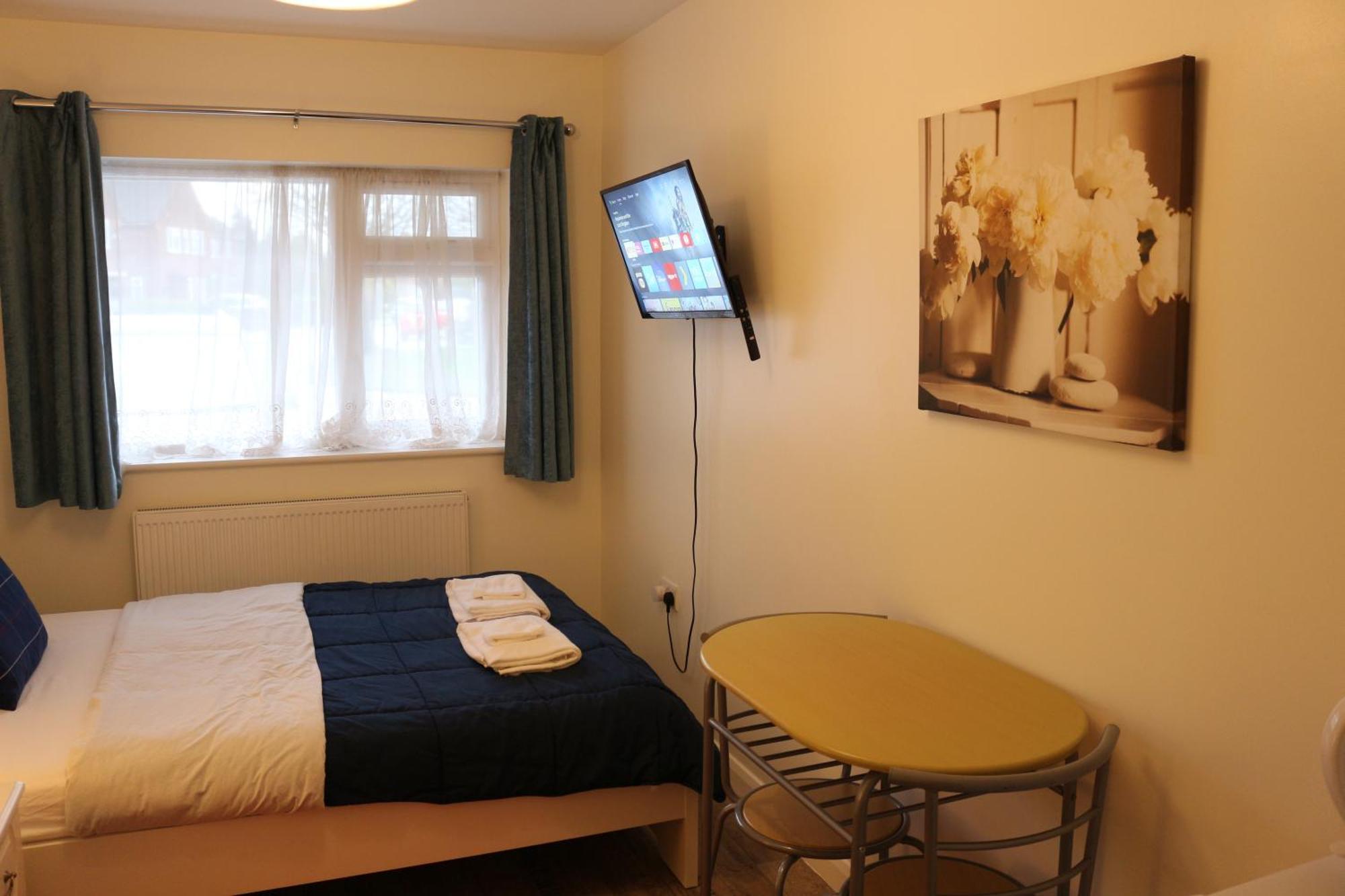 Ensuite Master Bedroom, Private Bathroom, Inside Family Home, Walking Distance To Harry Potter 沃特福德 外观 照片
