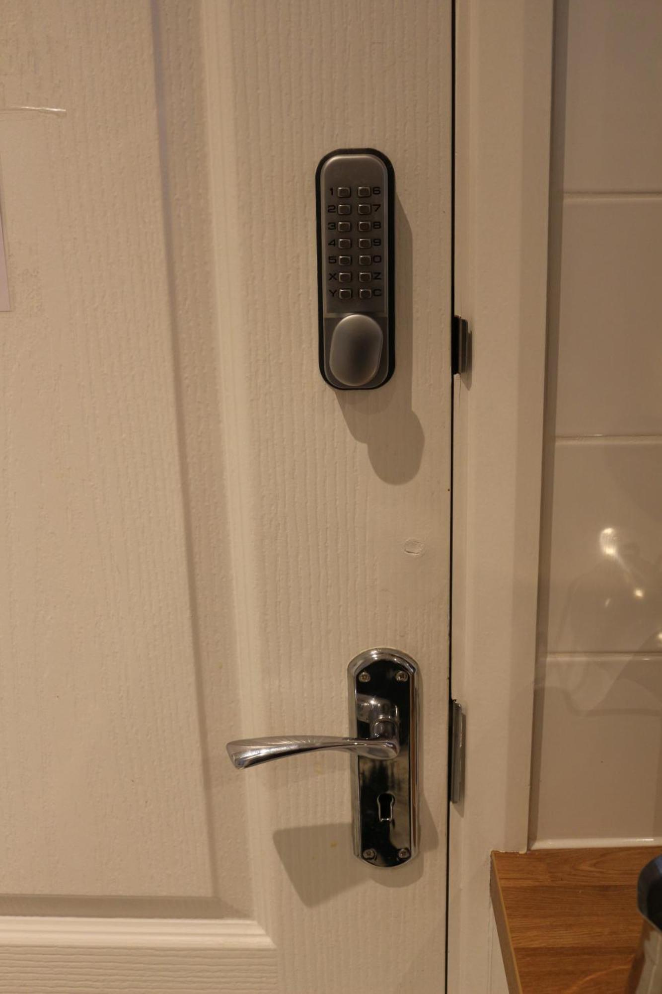 Ensuite Master Bedroom, Private Bathroom, Inside Family Home, Walking Distance To Harry Potter 沃特福德 外观 照片